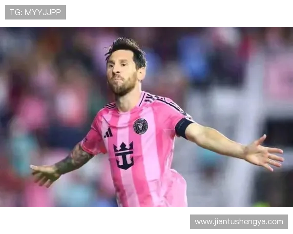 梅西加盟迈阿密国际后首度亮相带领球队迎战联赛劲敌